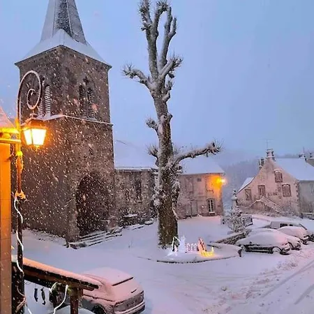 Maison Cantal A Marchastel 15400 Hébergement de vacances *